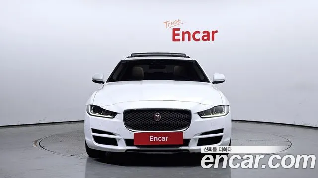 Jaguar XE 2019 — фото 3