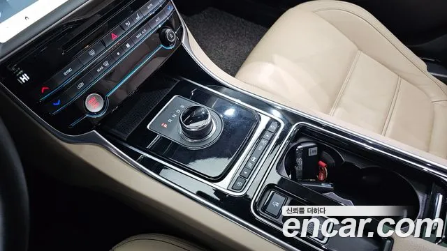 Jaguar XE 2019 — фото 9