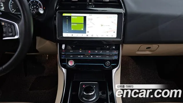Jaguar XE 2019 — фото 14
