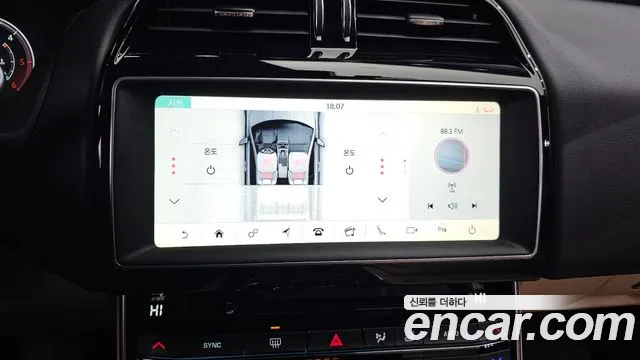 Jaguar XE 2019 — фото 16