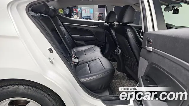 Hyundai AVANTE 2017 — фото 12
