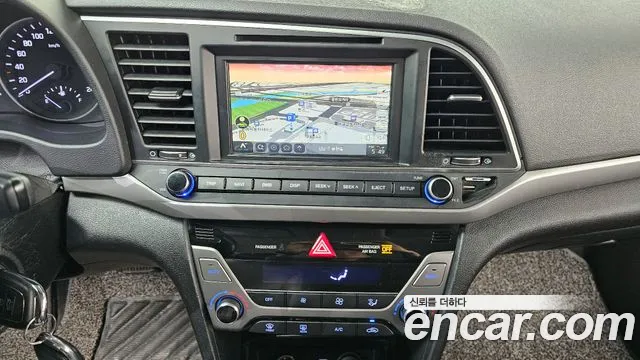 Hyundai AVANTE 2017 — фото 16