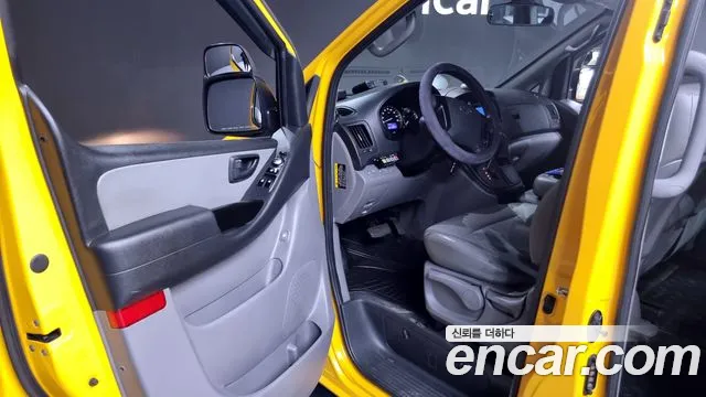 Hyundai Starex 2019 — фото 10