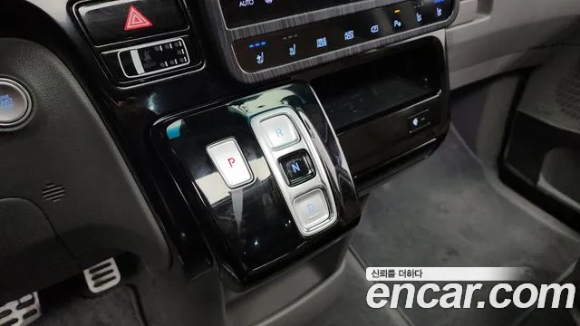 Hyundai Staria 2023 — фото 9