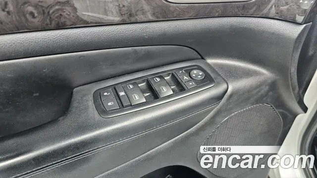 Jeep Cherokee 2011 — фото 11