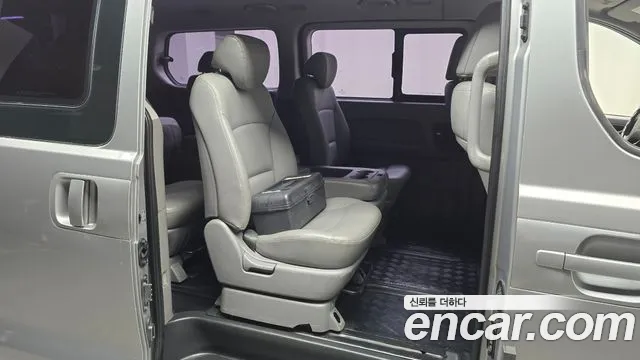 Hyundai Starex 2017 — фото 12