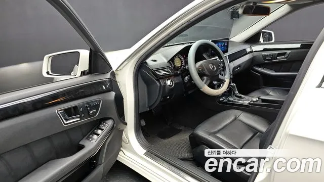 Mercedes-Benz E-Class 2010 — фото 11