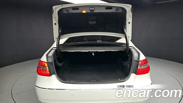Mercedes-Benz E-Class 2010 — фото 20