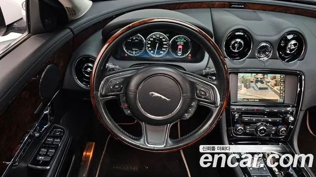 Jaguar XJ 2015 — фото 13