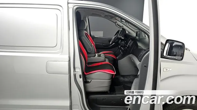 Hyundai Starex 2017 — фото 11