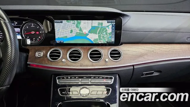 Mercedes-Benz E-Class 2017 — фото 16