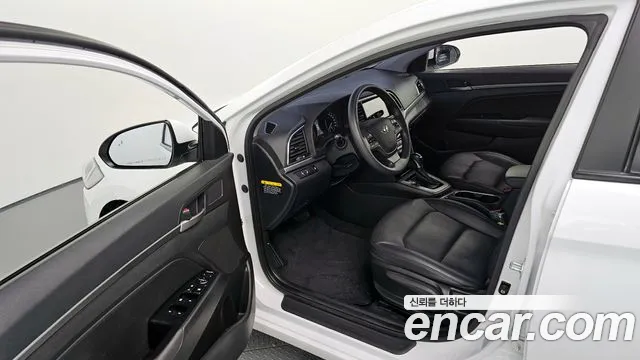 Hyundai AVANTE 2018 — фото 10