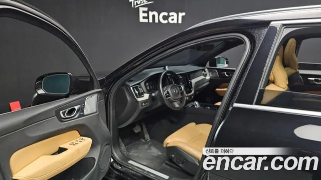 Volvo XC60 2019 — фото 10