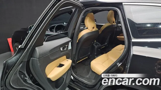 Volvo XC60 2019 — фото 12