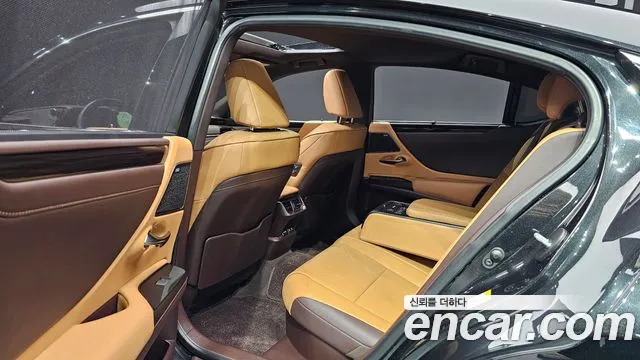 Lexus ES 2019 — фото 12