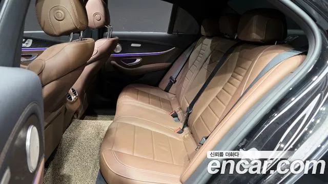 Mercedes-Benz E-Class 2023 — фото 12