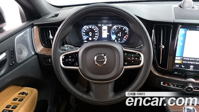 Volvo XC60 2021 — фото 13