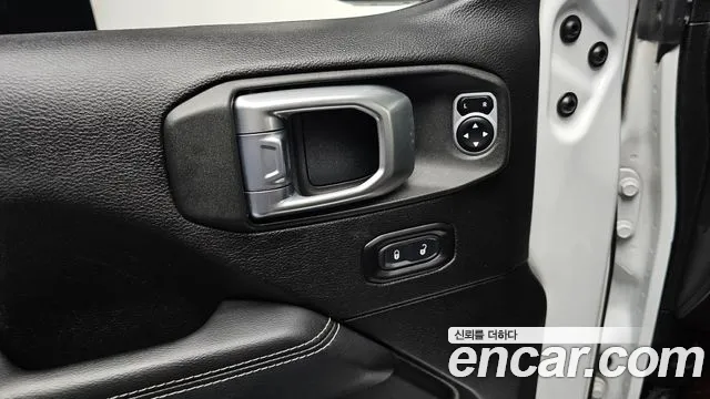 Jeep Wrangler 2019 — фото 16