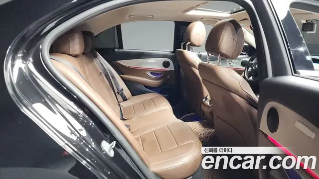 Mercedes-Benz E-Class 2018 — фото 12