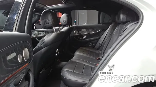 Mercedes-Benz E-Class 2022 — фото 12