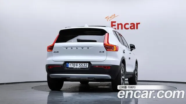 Volvo XC40 2023 — фото 4