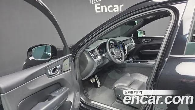 Volvo XC60 2022 — фото 13