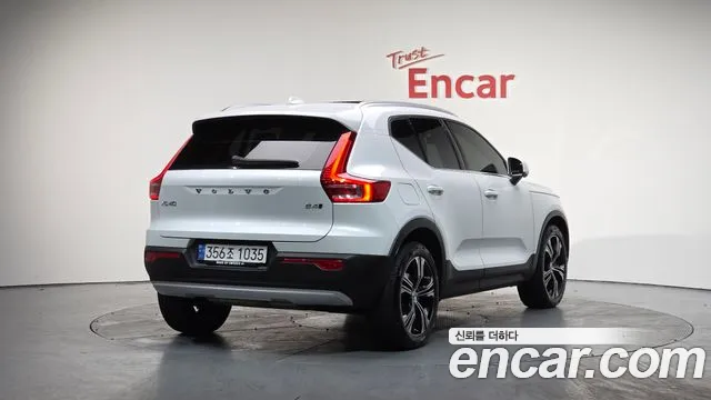 Volvo XC40 2021 — фото 2