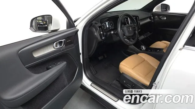 Volvo XC40 2021 — фото 12