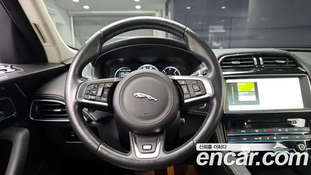 Jaguar F-PACE 2018 — фото 14