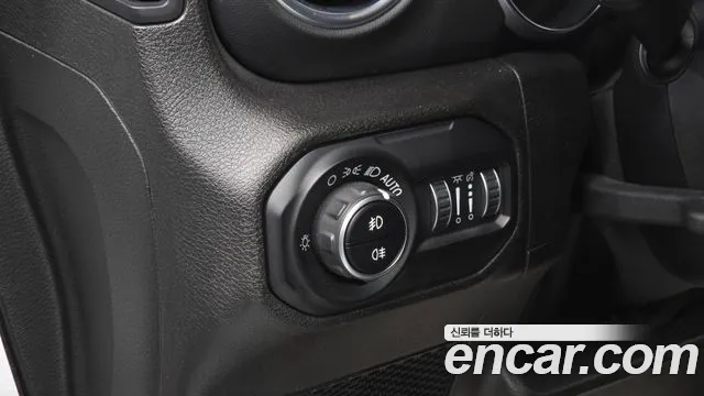 Jeep Wrangler 2019 — фото 18