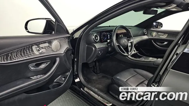 Mercedes-Benz E-Class 2022 — фото 12