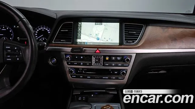 Genesis G80 2017 — фото 16