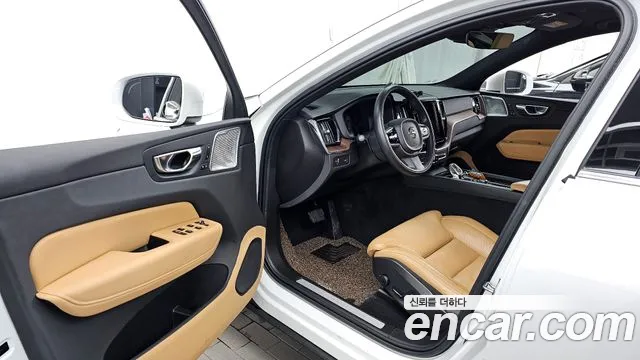 Volvo XC60 2021 — фото 10