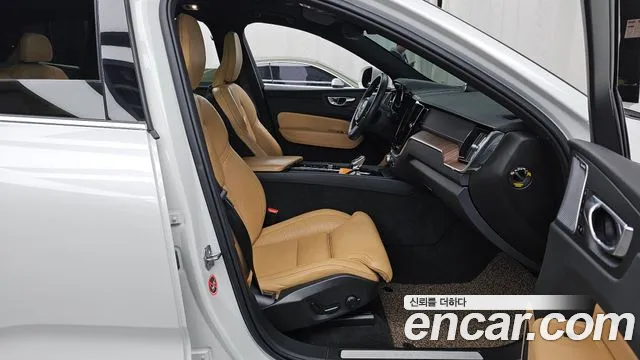 Volvo XC60 2021 — фото 11