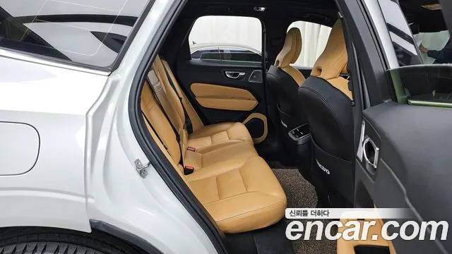 Volvo XC60 2021 — фото 12