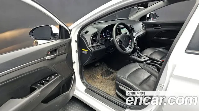Hyundai AVANTE 2017 — фото 11