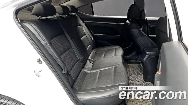 Hyundai AVANTE 2017 — фото 12