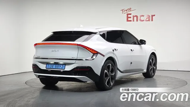 Kia EV6 2023 — фото 2