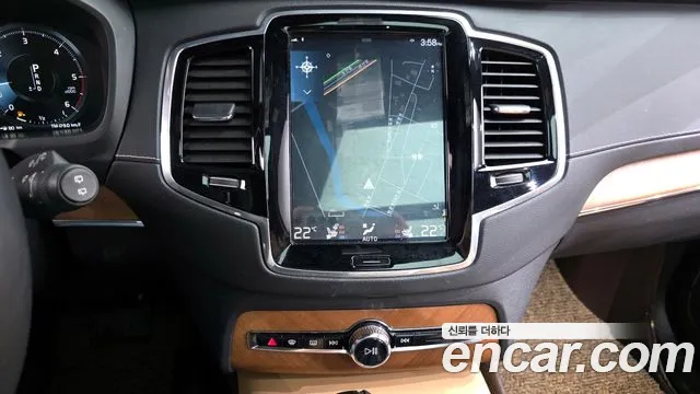 Volvo XC90 2018 — фото 14