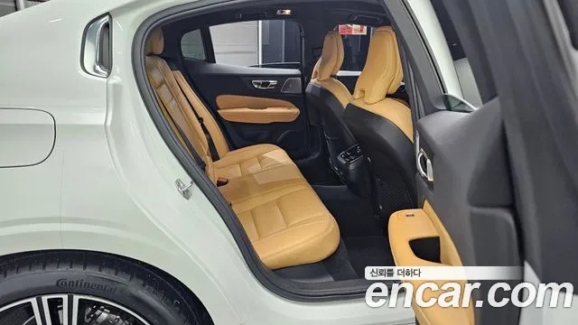 Volvo S60 2022 — фото 12