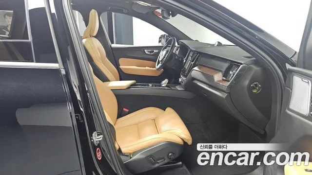 Volvo XC60 2022 — фото 11