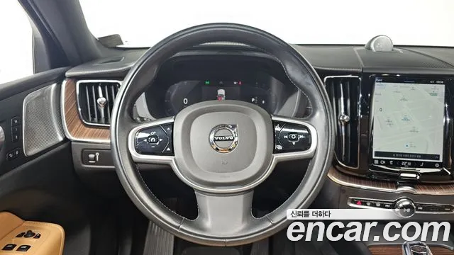 Volvo XC60 2022 — фото 13
