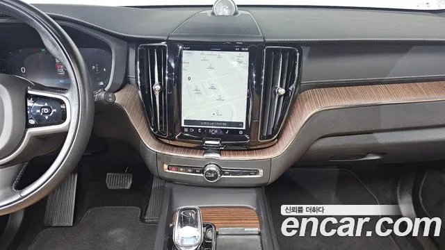 Volvo XC60 2022 — фото 14