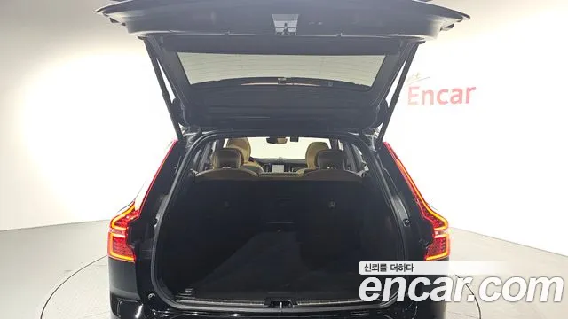 Volvo XC60 2022 — фото 20