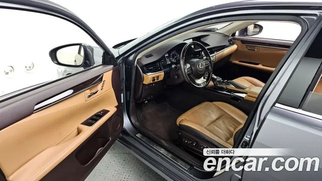 Lexus ES 2018 — фото 10