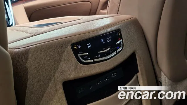 Cadillac Escalade 2017 — фото 18