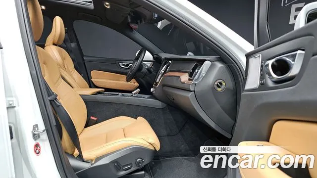 Volvo XC60 2021 — фото 10