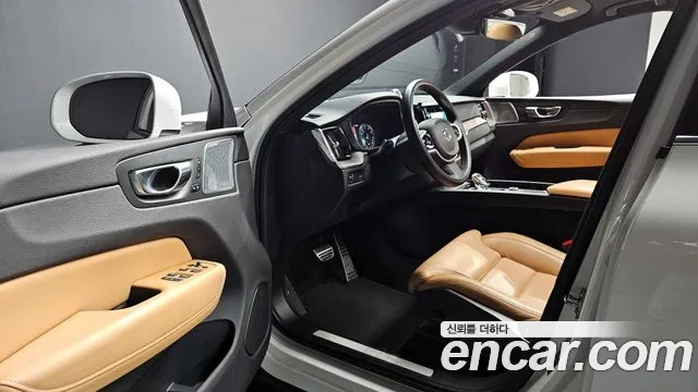 Volvo XC60 2021 — фото 12