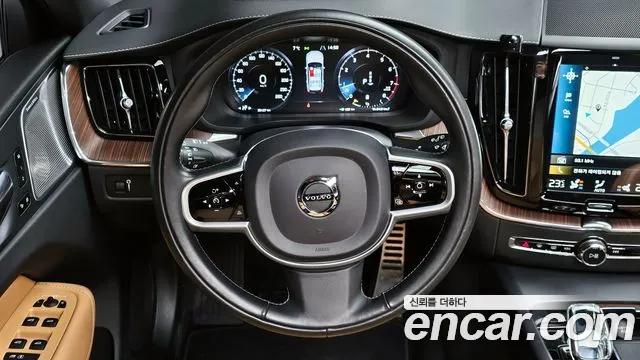 Volvo XC60 2021 — фото 13
