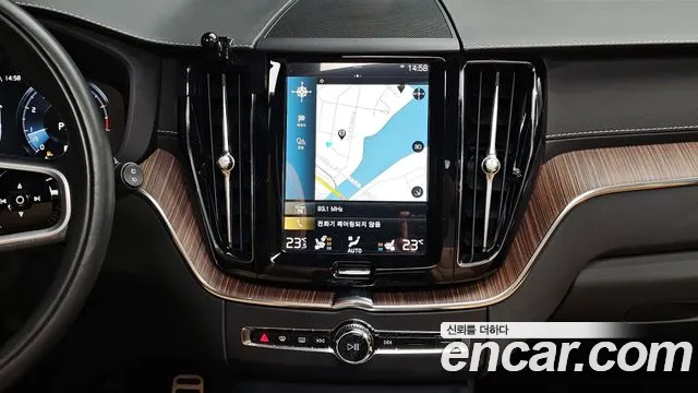 Volvo XC60 2021 — фото 15